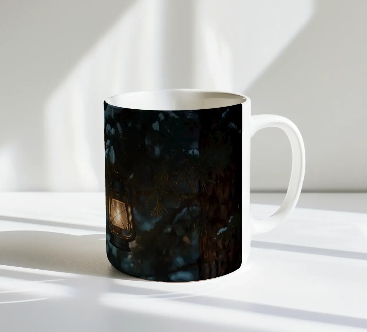 Lanterna a olio appesa a un ramo di pino coperto di neve tazza in ceramica da DesignDoodle