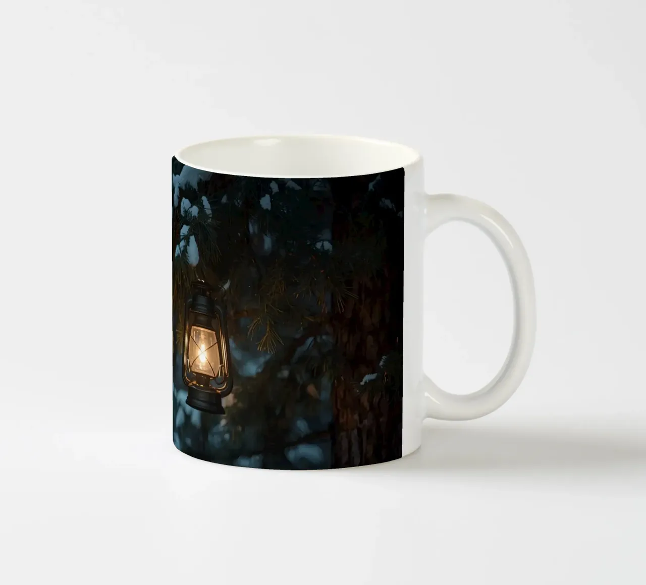 Lanterna a olio appesa a un ramo di pino coperto di neve tazza in ceramica da DesignDoodle