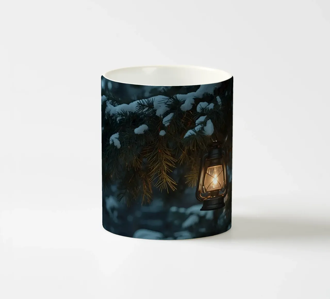 Lanterna a olio appesa a un ramo di pino coperto di neve tazza in ceramica da DesignDoodle