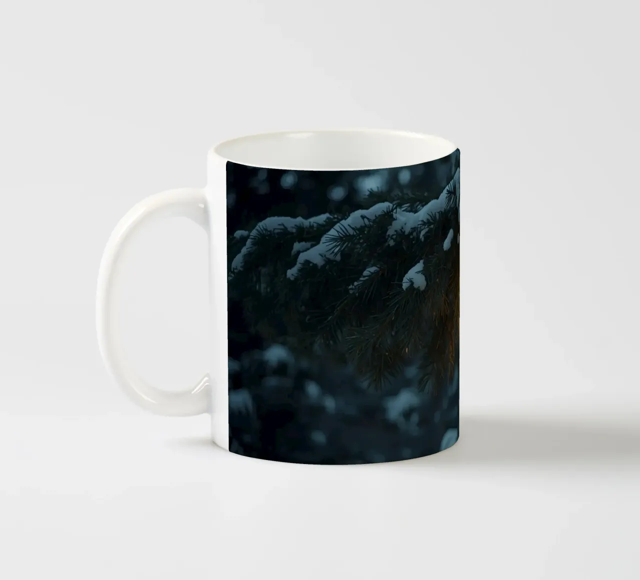Lanterna a olio appesa a un ramo di pino coperto di neve tazza in ceramica da DesignDoodle