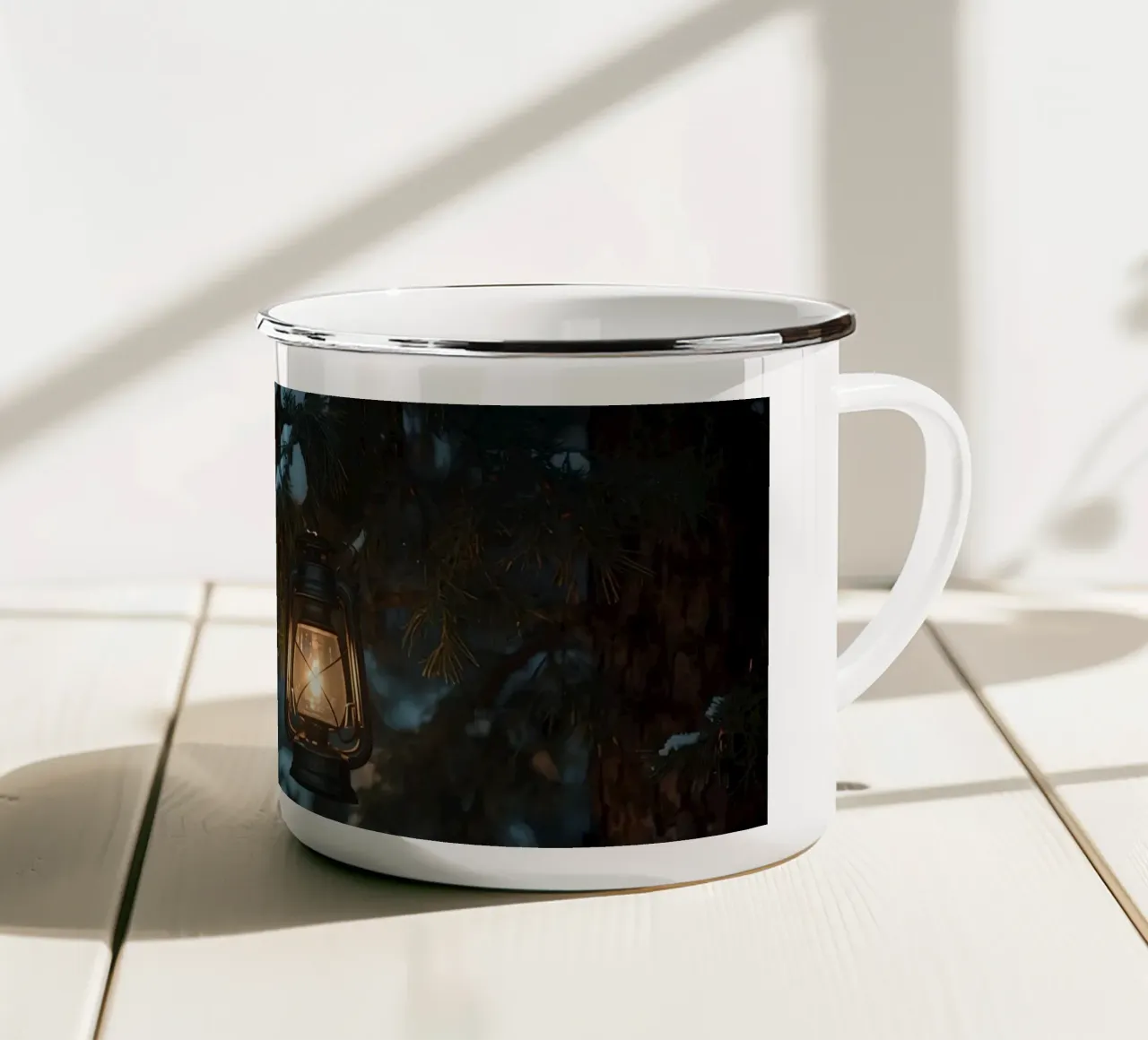 Lanterna a olio appesa a un ramo di pino coperto di neve tazza in smalto da DesignDoodle
