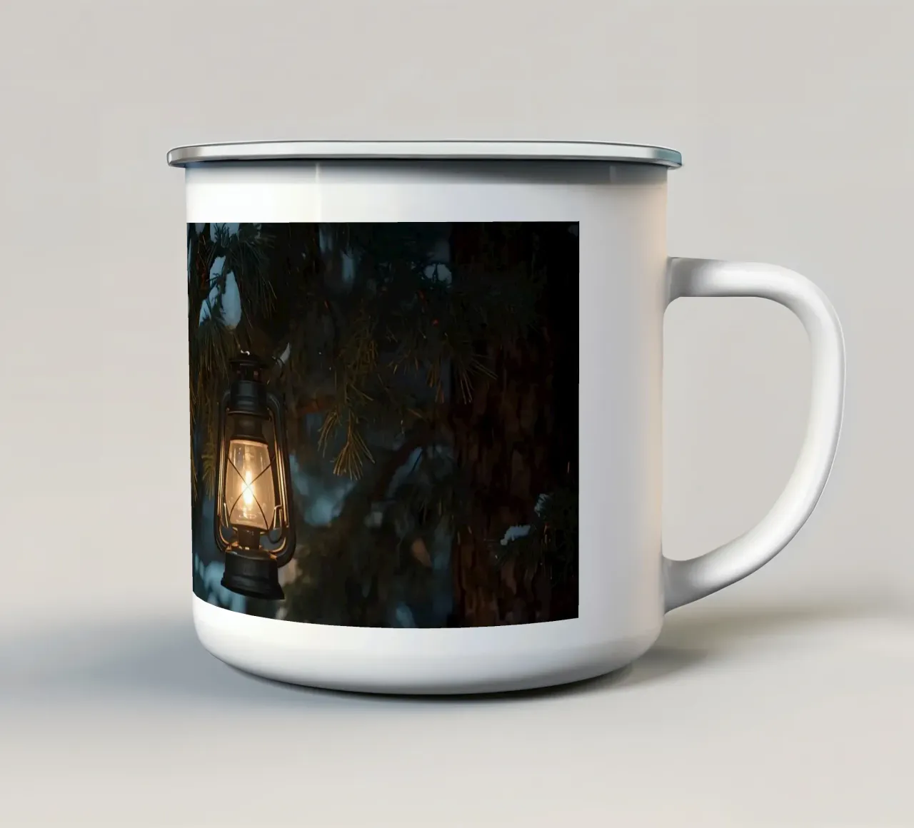 Lanterna a olio appesa a un ramo di pino coperto di neve tazza in smalto da DesignDoodle