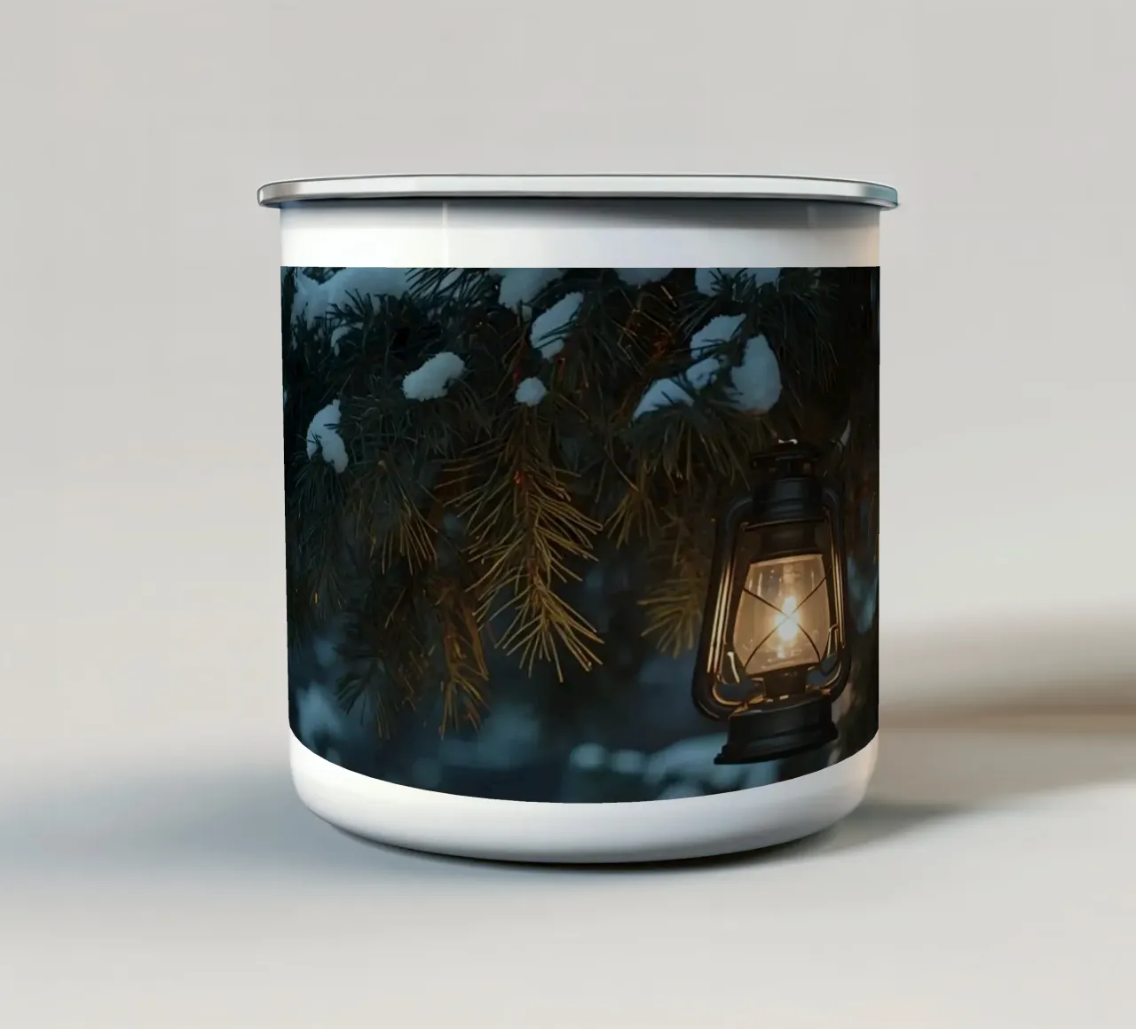 Lanterna a olio appesa a un ramo di pino coperto di neve tazza in smalto da DesignDoodle