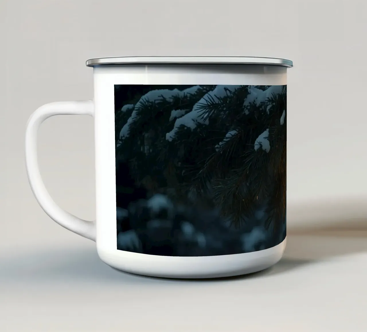 Lanterna a olio appesa a un ramo di pino coperto di neve tazza in smalto da DesignDoodle