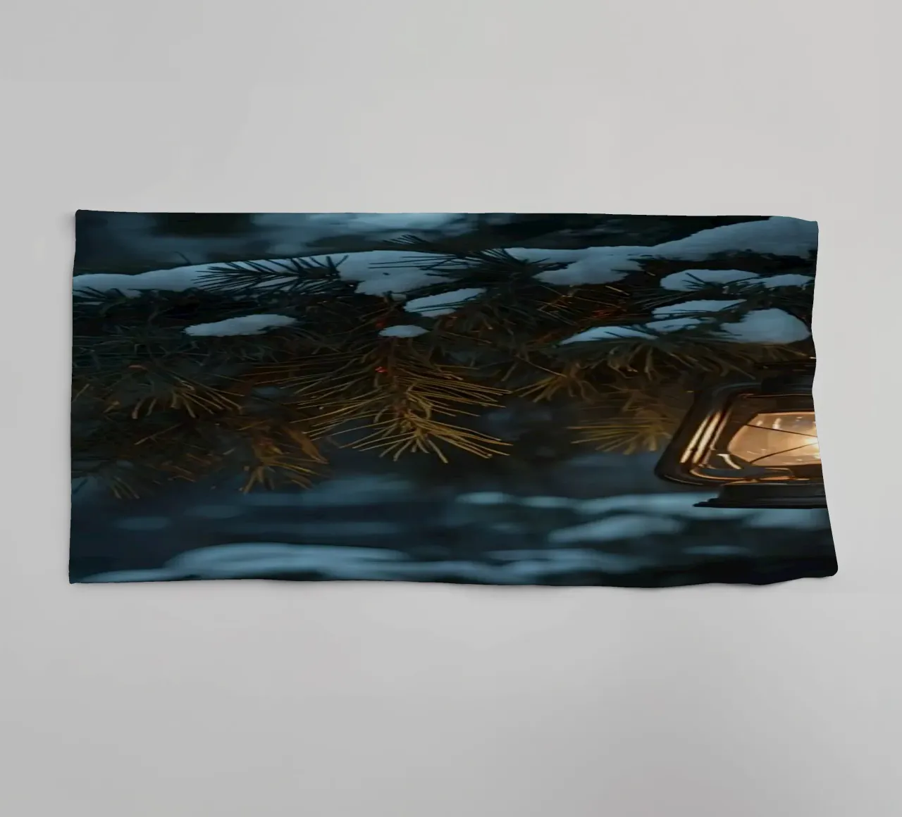 Lanterna a olio appesa a un ramo di pino coperto di neve asciugamano da bagno da DesignDoodle