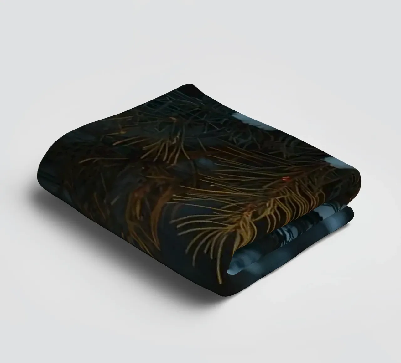 Lanterna a olio appesa a un ramo di pino coperto di neve asciugamano da bagno da DesignDoodle