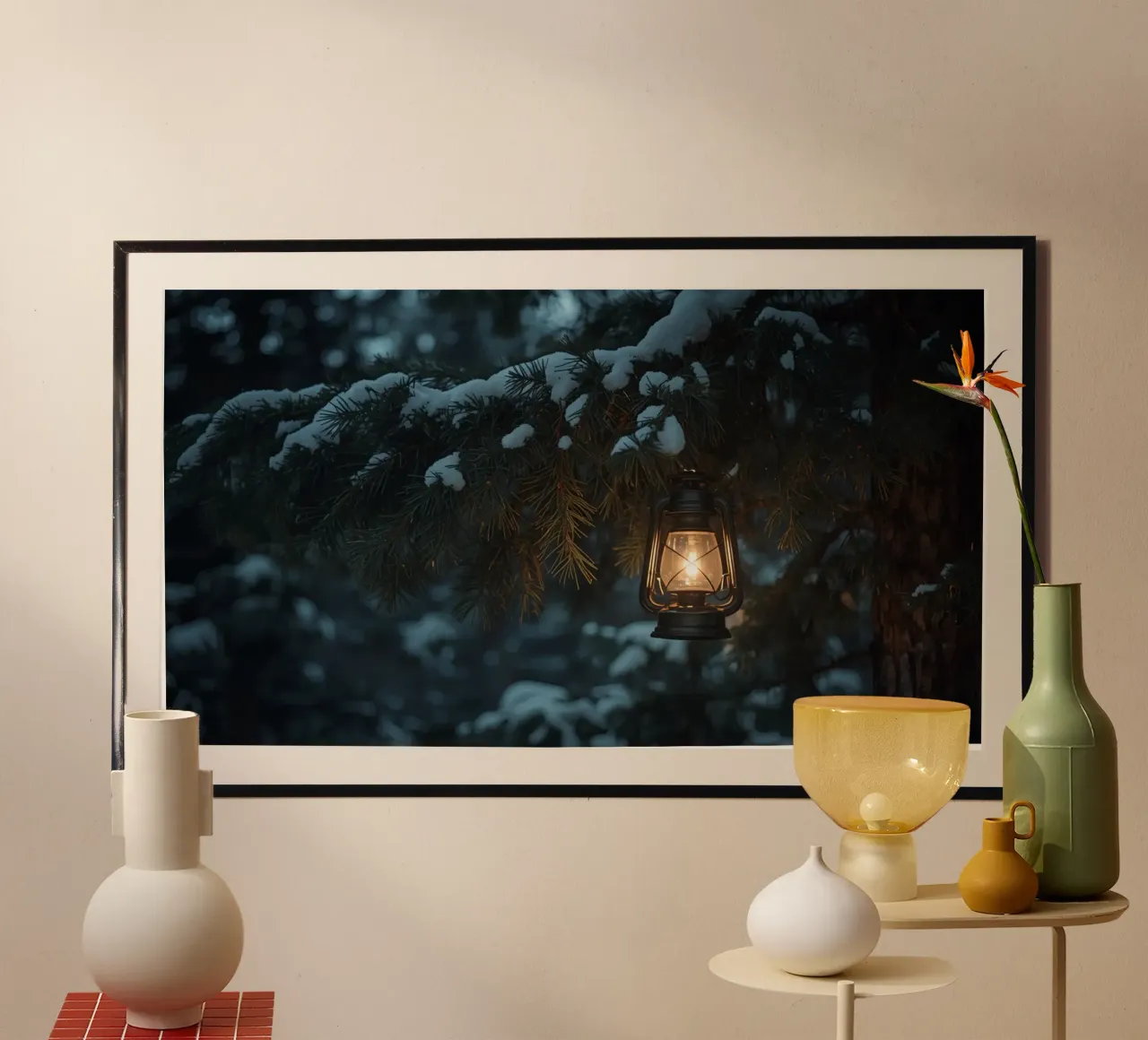Lanterna a olio appesa a un ramo di pino coperto di neve carta hahnemühle da DesignDoodle