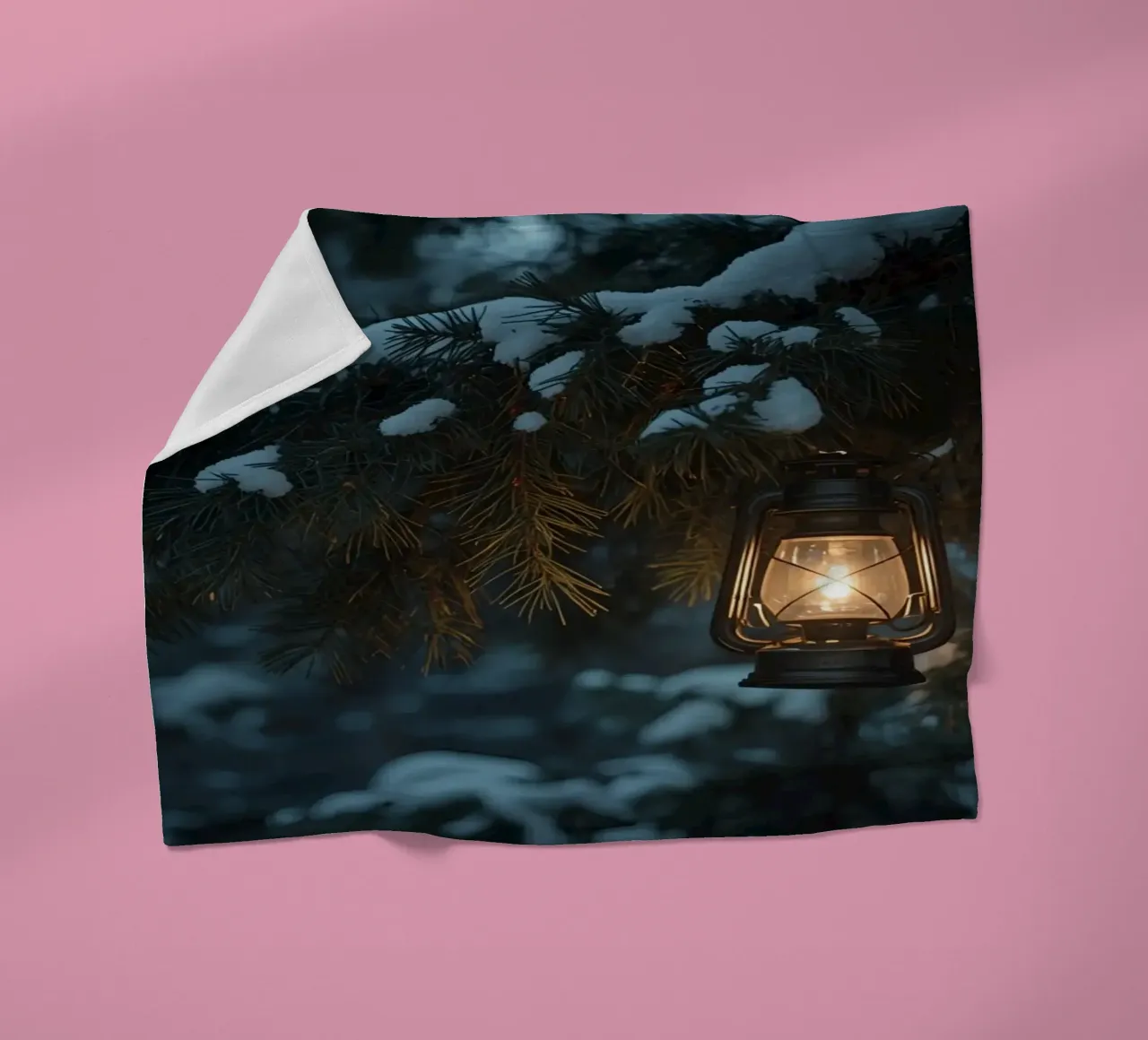 Lanterna a olio appesa a un ramo di pino coperto di neve coperta in pile da DesignDoodle