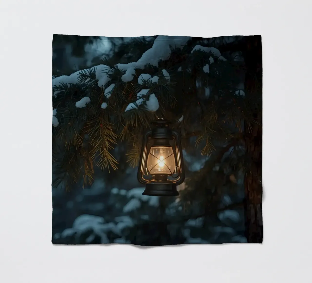 Lanterna a olio appesa a un ramo di pino coperto di neve coperta in pile da DesignDoodle