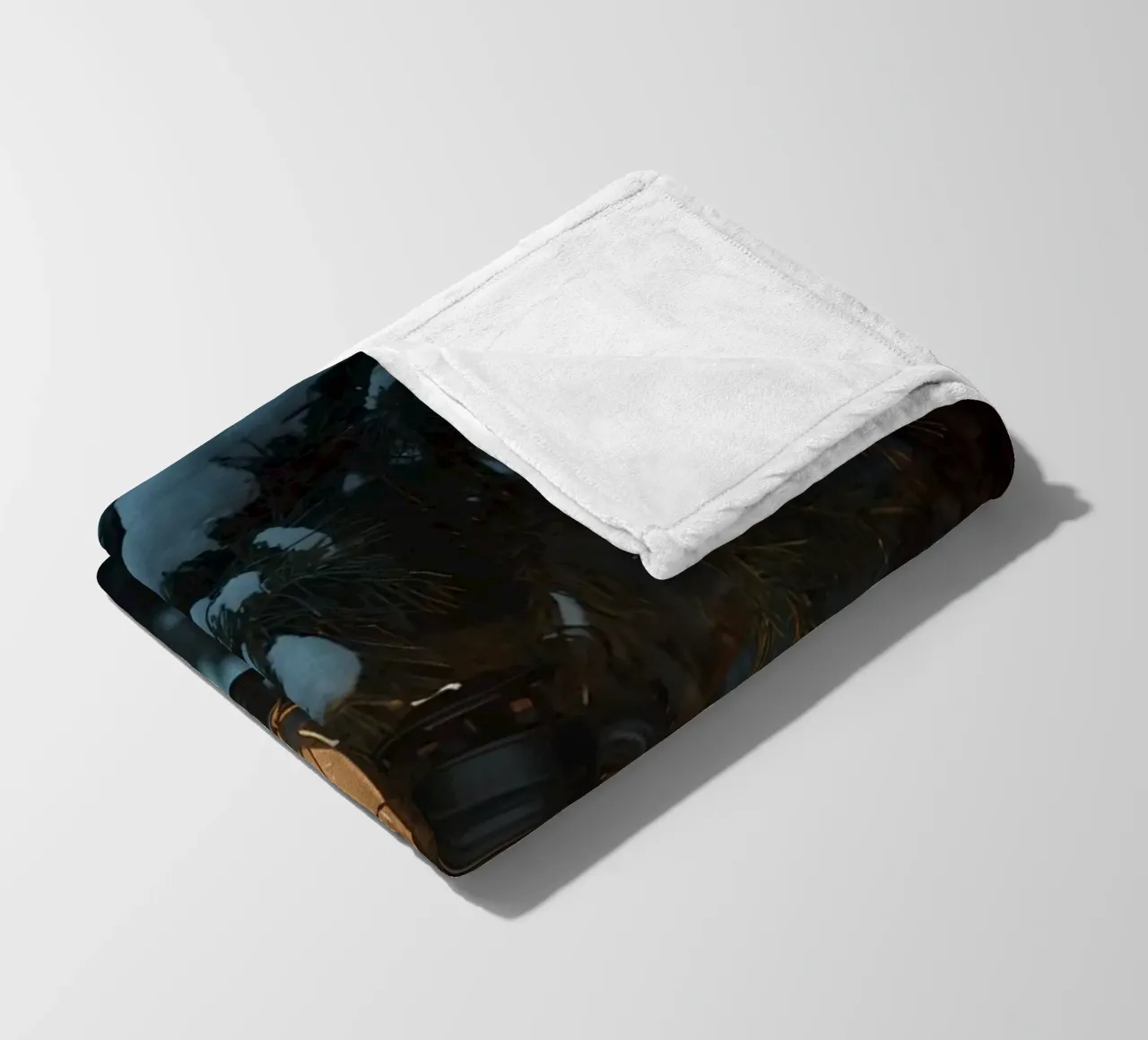 Lanterna a olio appesa a un ramo di pino coperto di neve coperta in pile da DesignDoodle