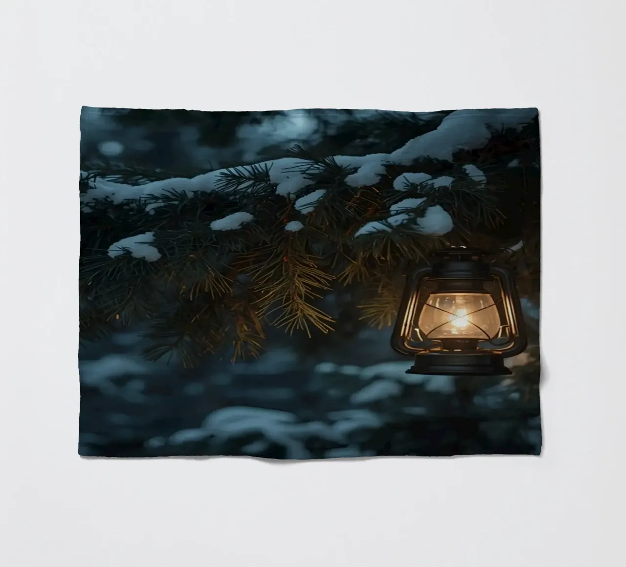 Lanterna a olio appesa a un ramo di pino coperto di neve coperta in pile da DesignDoodle