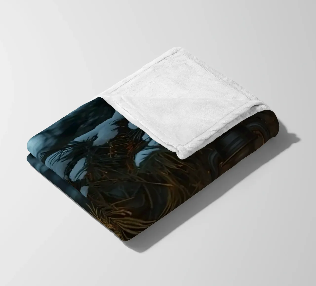Lanterna a olio appesa a un ramo di pino coperto di neve coperta in pile da DesignDoodle