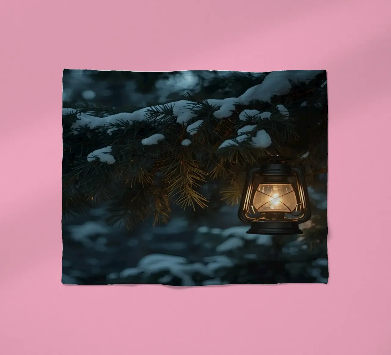 Lanterna a olio appesa a un ramo di pino coperto di neve coperta in pile da DesignDoodle