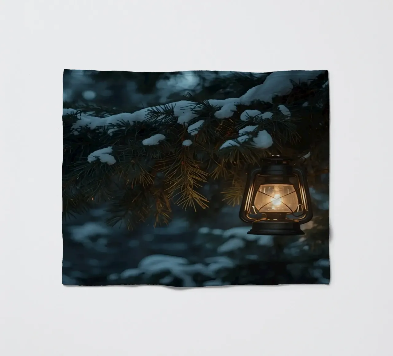 Lanterna a olio appesa a un ramo di pino coperto di neve coperta in pile da DesignDoodle