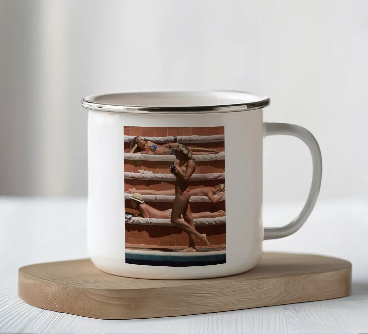 Catherine Wike 1980 - Slim Aarons Poster tazza in smalto da GEOLOG