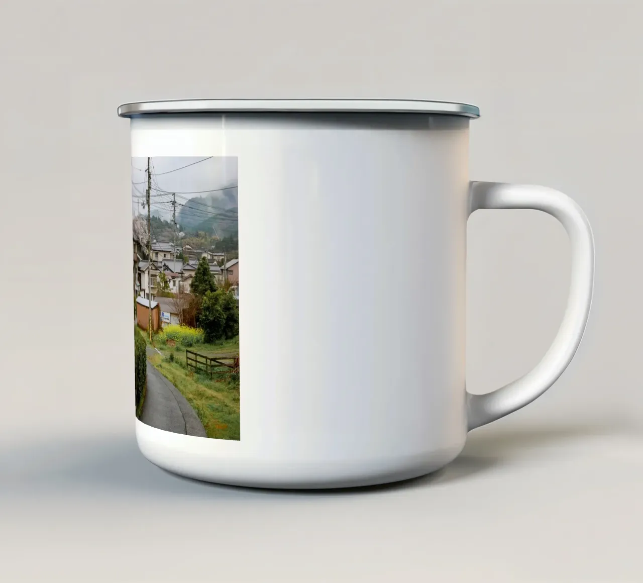 La città giapponese di Uchiko in primavera tazza in smalto da Marcel Bisig