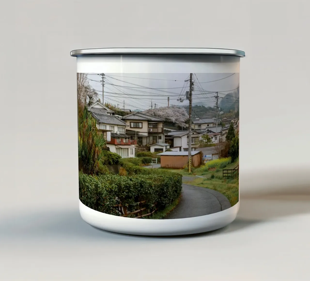 La città giapponese di Uchiko in primavera tazza in smalto da Marcel Bisig