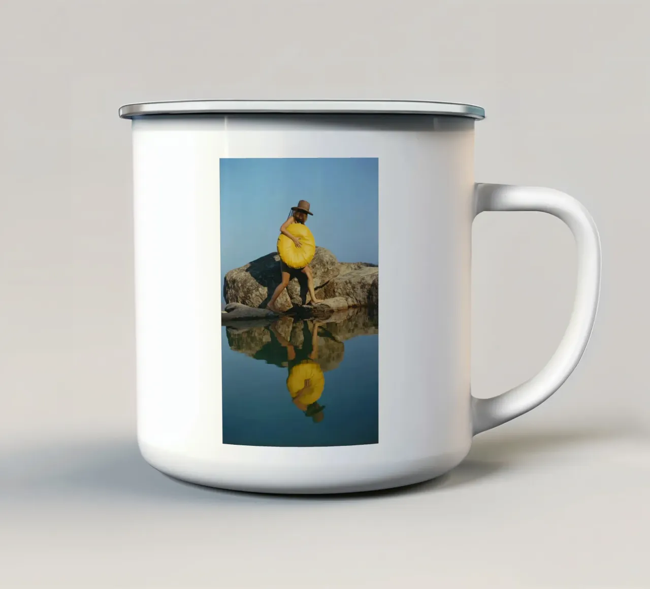 Finding A Spot Slim Aarons 1973 tazza in smalto da GEOLOG