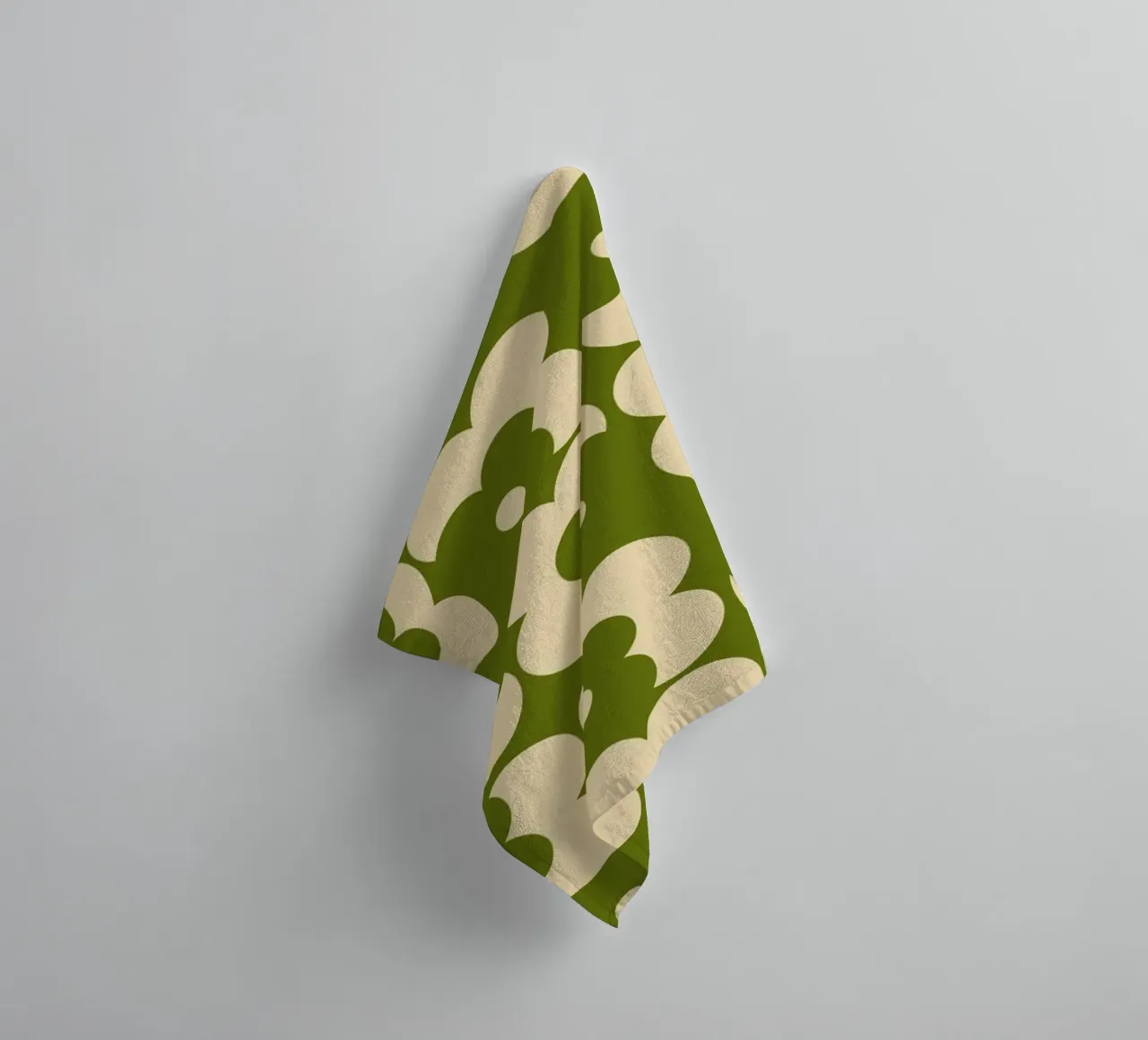 Green fall retro 60s floral pattern asciugamano da bagno da TijanaArtStudio88