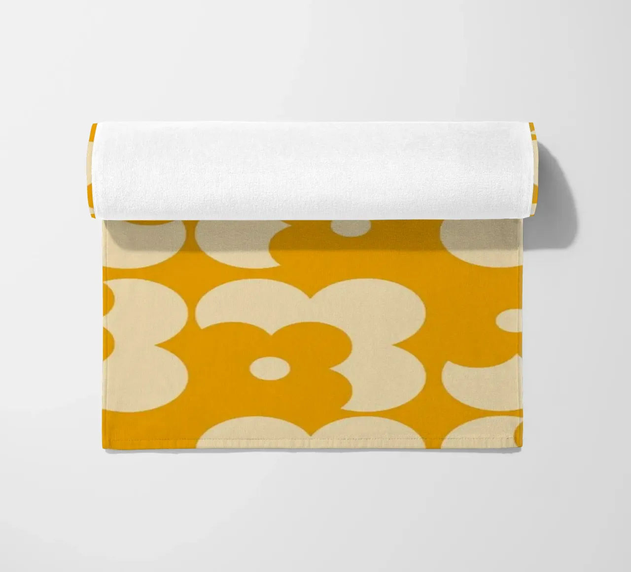 Yellow fall retro 60s floral pattern telo mare da TijanaArtStudio88