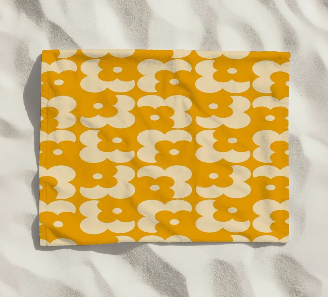 Yellow fall retro 60s floral pattern telo mare da TijanaArtStudio88