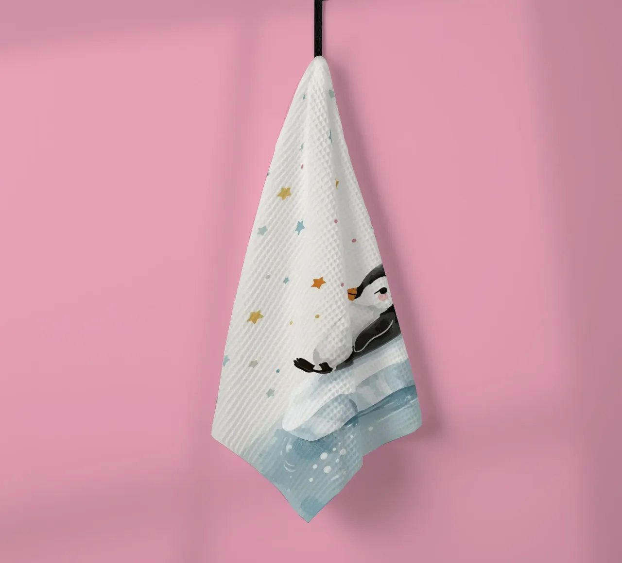 Mignon pingouin endormi sur un iceberg avec la lune et les étoiles torchon de DesignDoodle
