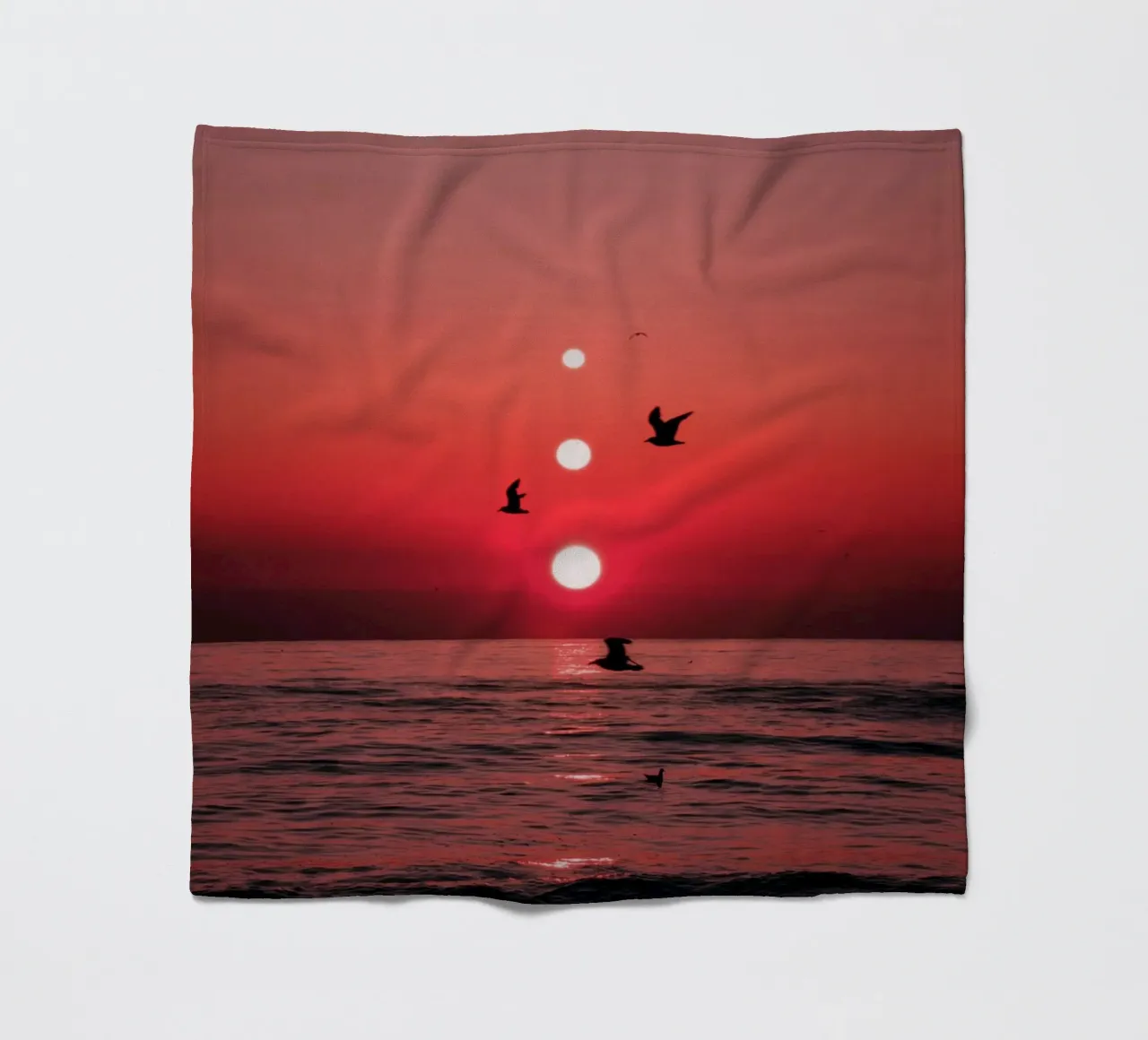 Drei Sonnenuntergänge und Vögel Fleecedecke von arizrab