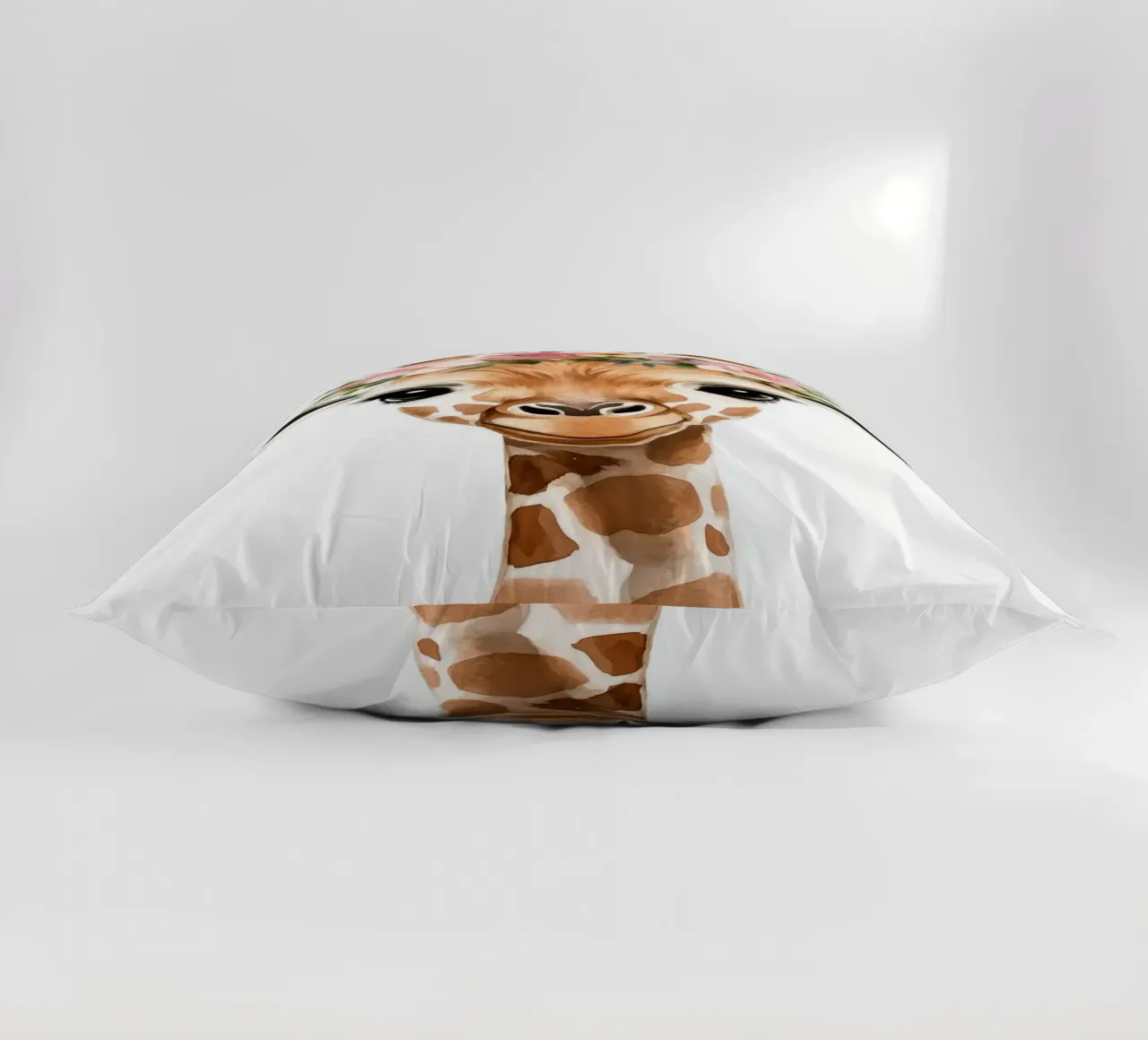 Giraffa con corona floreale cuscino da Barbara Wright