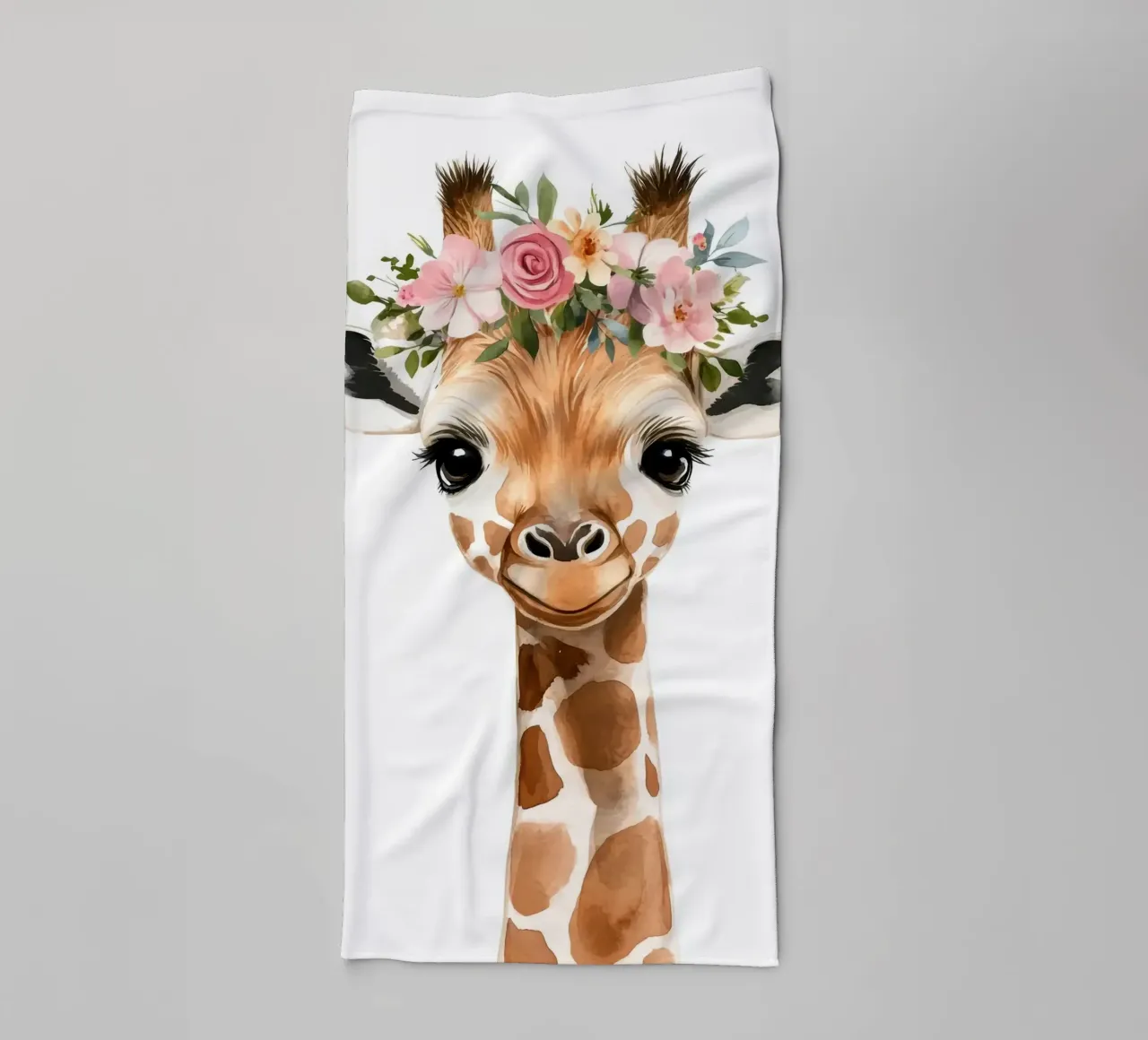 Giraffa con corona floreale asciugamano da bagno da Barbara Wright
