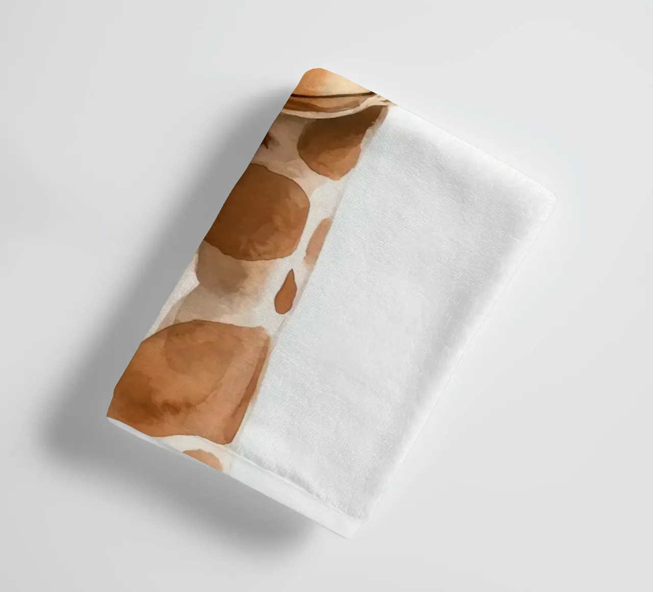 Giraffa con corona floreale asciugamano da bagno da Barbara Wright