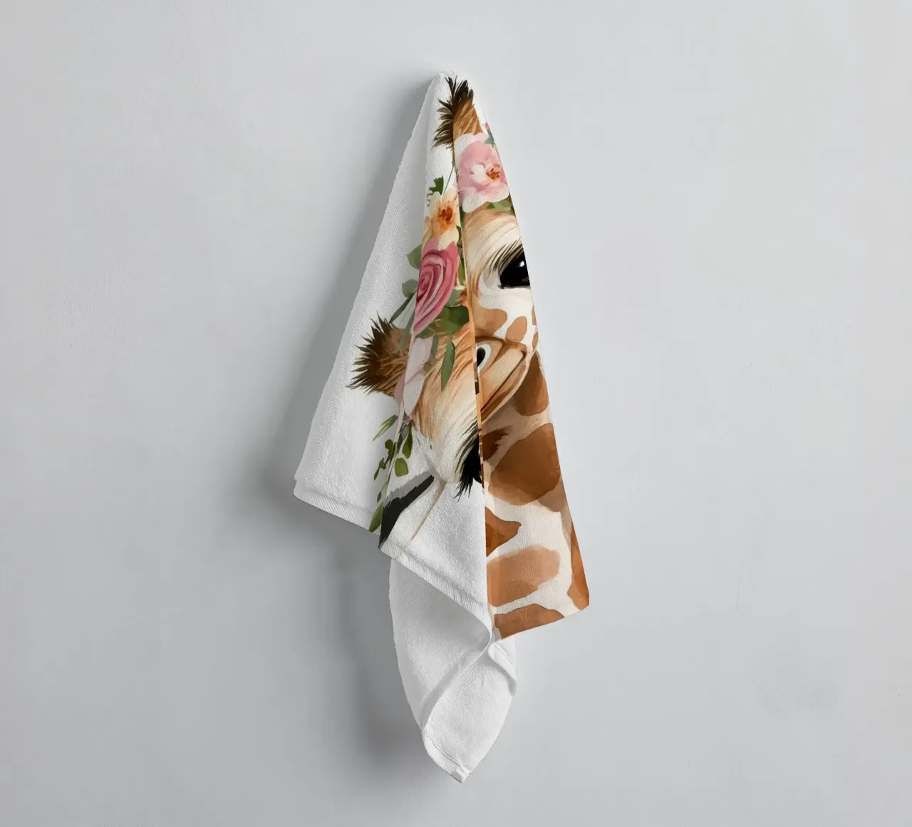 Giraffa con corona floreale asciugamano da bagno da Barbara Wright