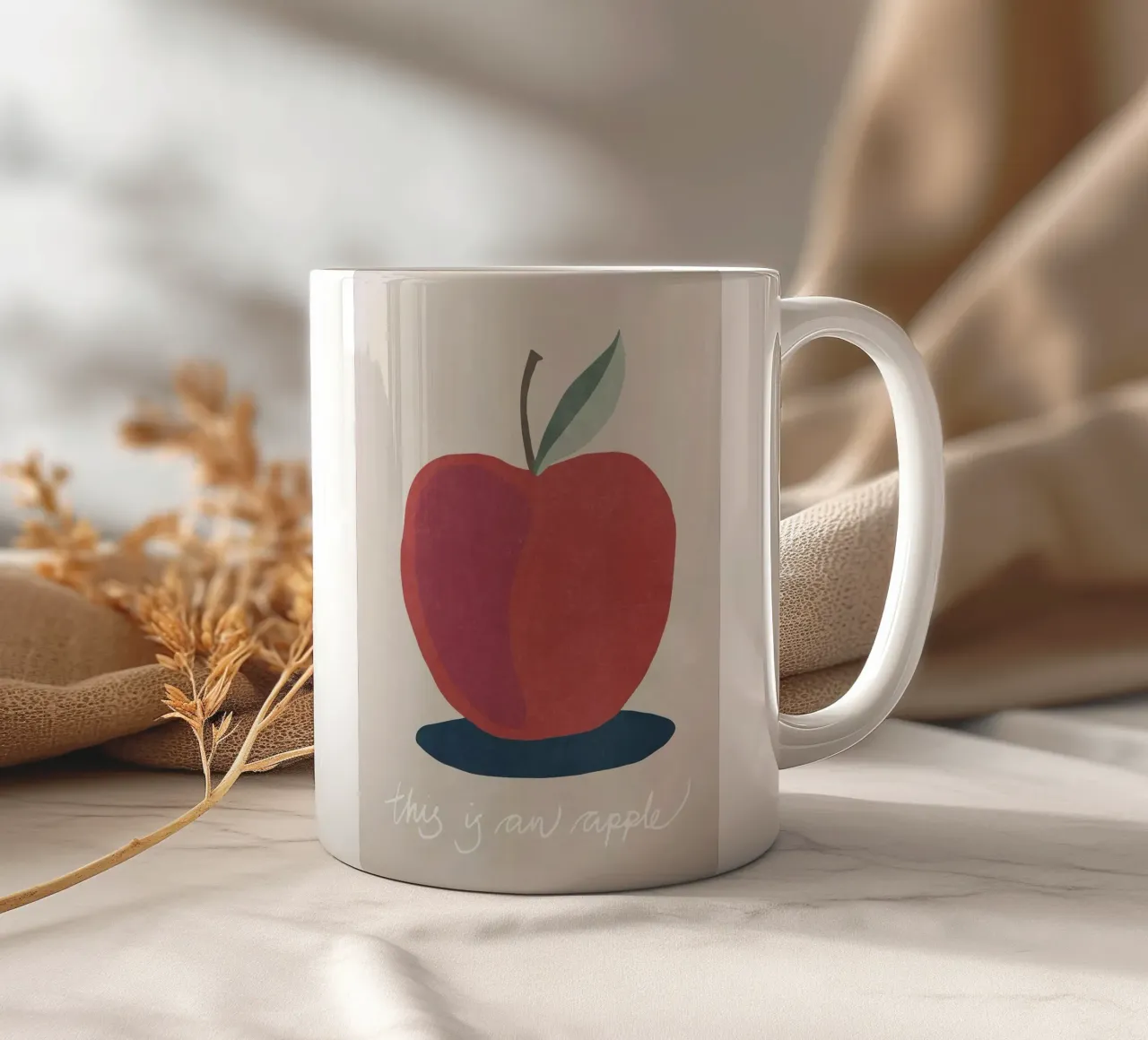 Questa è una Apple tazza in ceramica da Charlotte Gagnon
