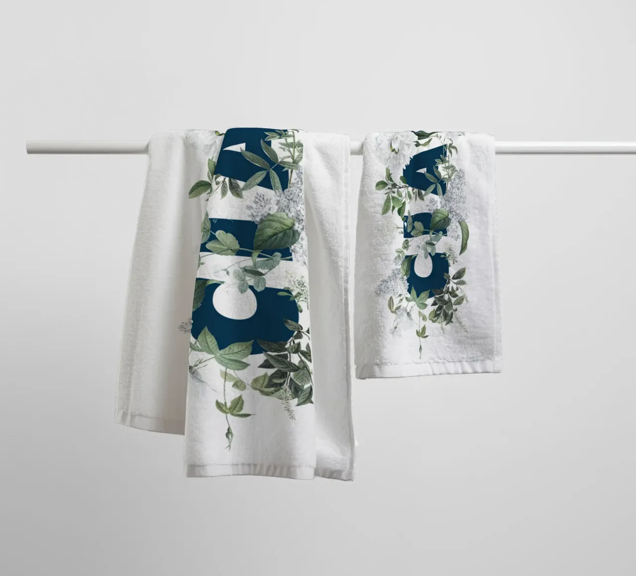 Ciao Fiori e Insetti Blu Bianco asciugamano da bagno da Studio Frances M