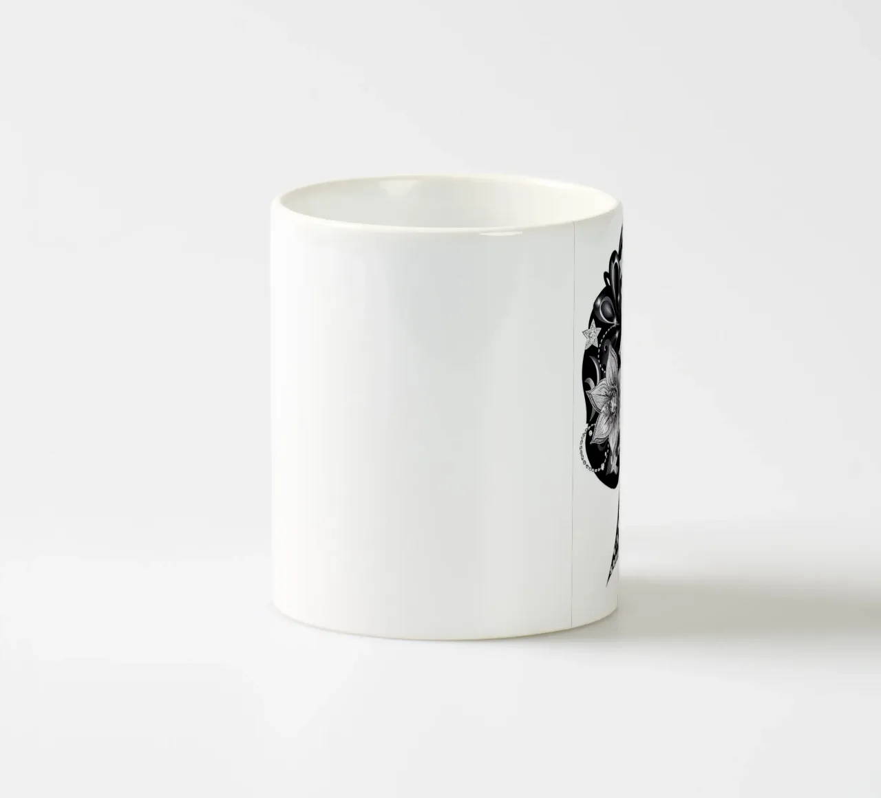 Illustrazione di una donna con un copricapo di fiori tazza in ceramica da BenCoStyle