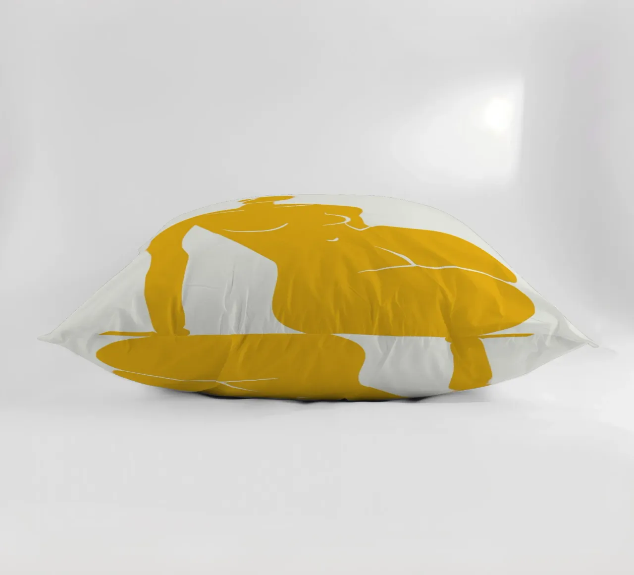 Seduta nuda in giallo x cuscino da Little Dean