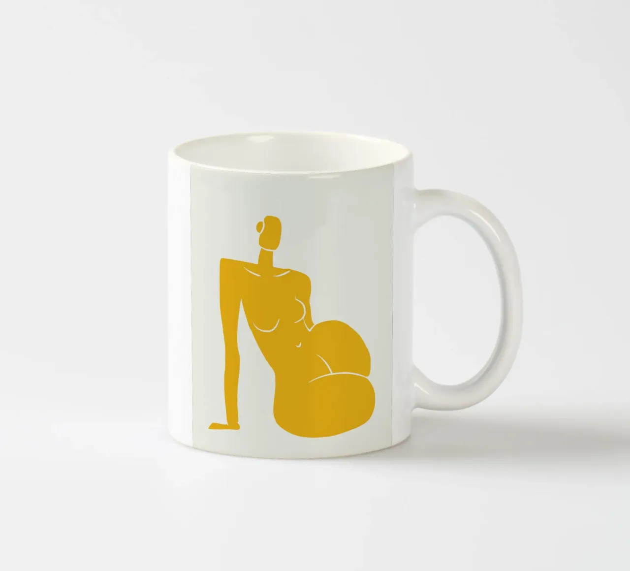 Seduta nuda in giallo x tazza in ceramica da Little Dean