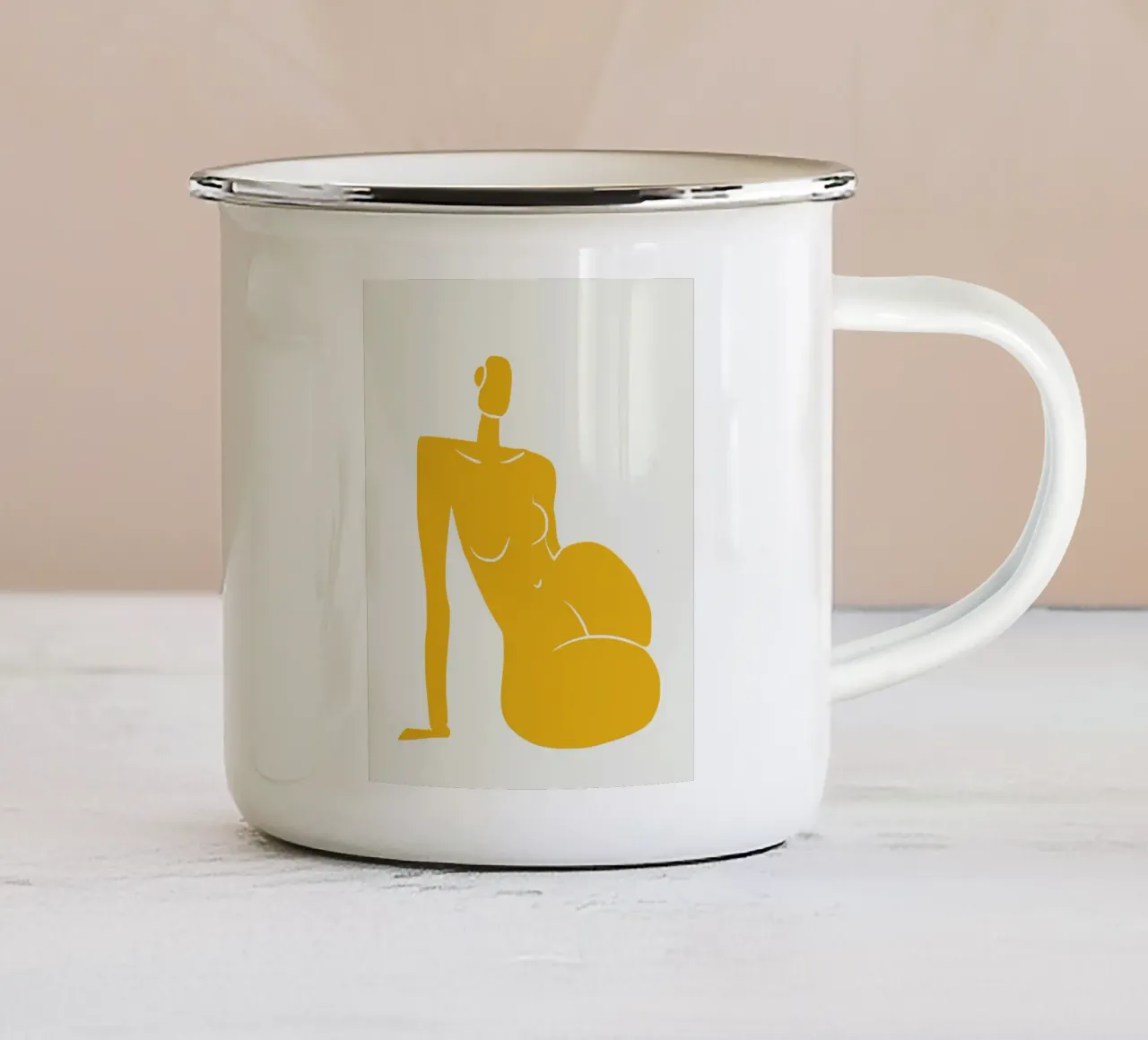 Seduta nuda in giallo x tazza in smalto da Little Dean