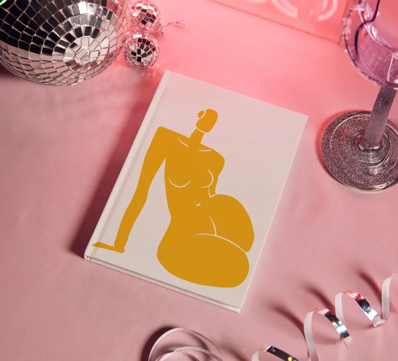 Assise nue en jaune x carnet de notes de Little Dean