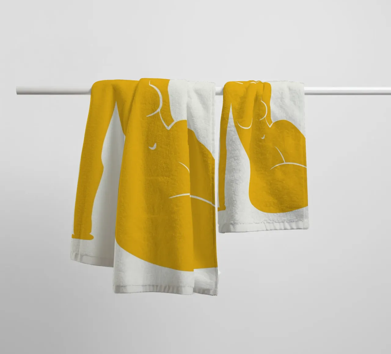 Assise nue en jaune x serviette de bain de Little Dean