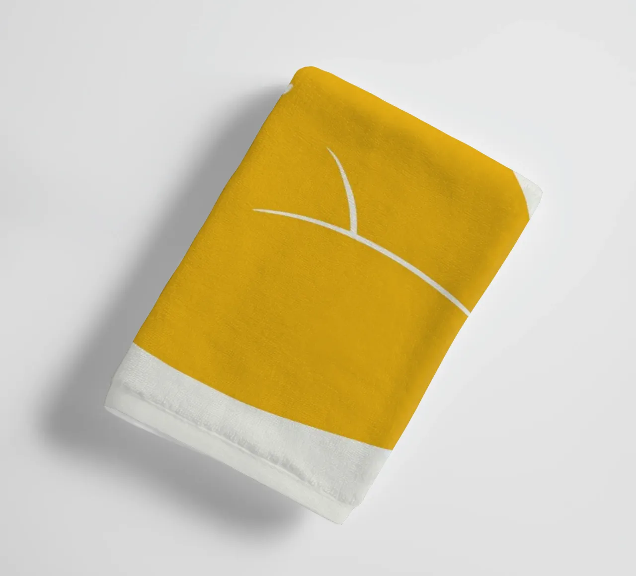 Assise nue en jaune x serviette de bain de Little Dean