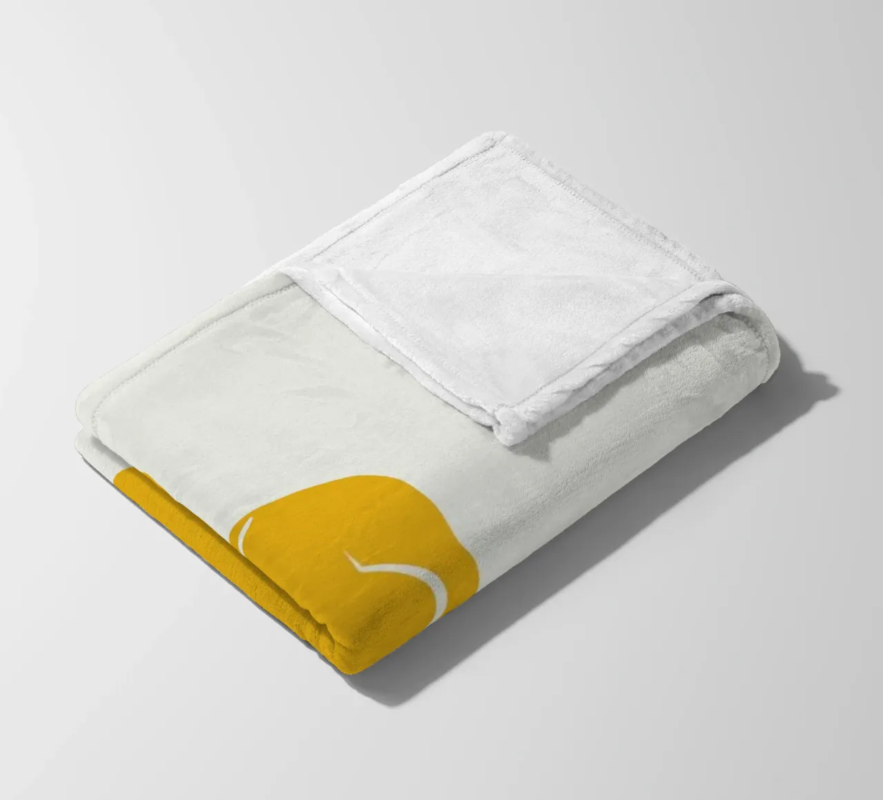 Seduta nuda in giallo x coperta in pile da Little Dean