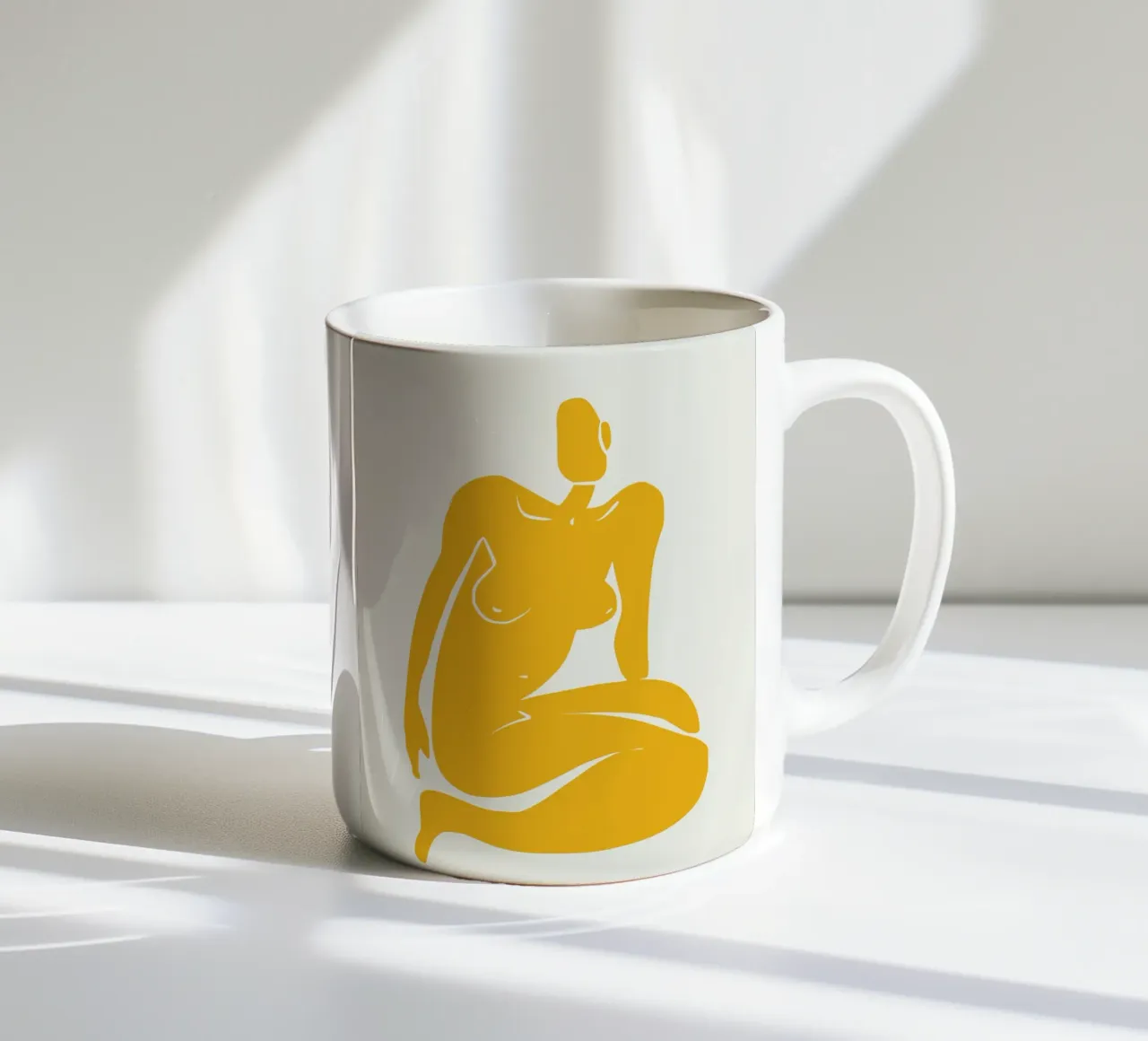 Nudo seduto in giallo x plus tazza in ceramica da Little Dean