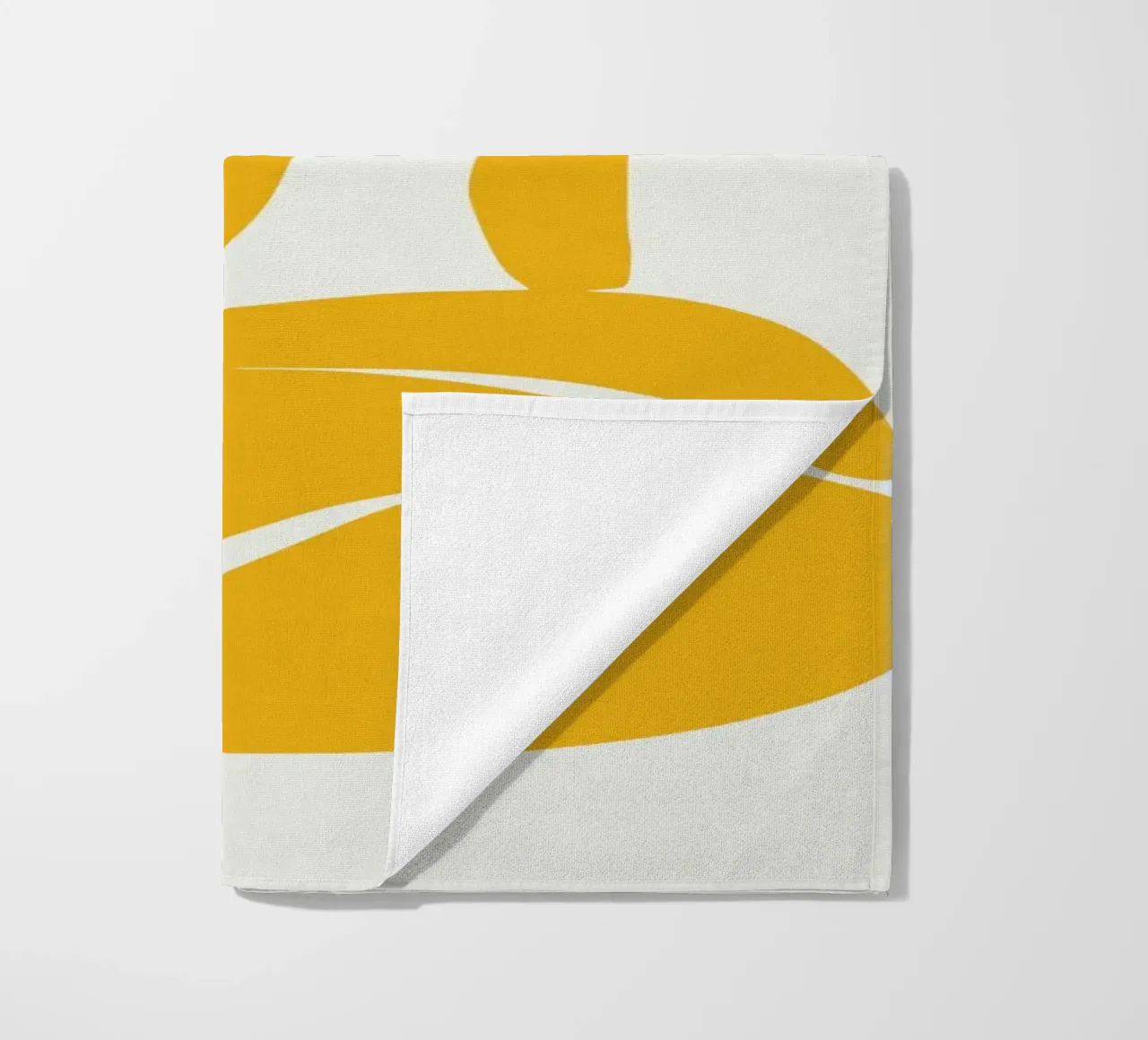 Nudo seduto in giallo x plus telo mare da Little Dean