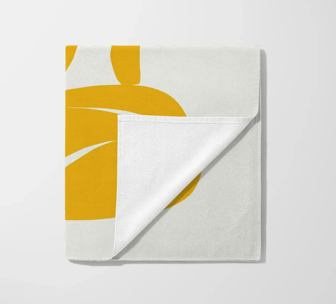 Nudo seduto in giallo x plus telo mare da Little Dean