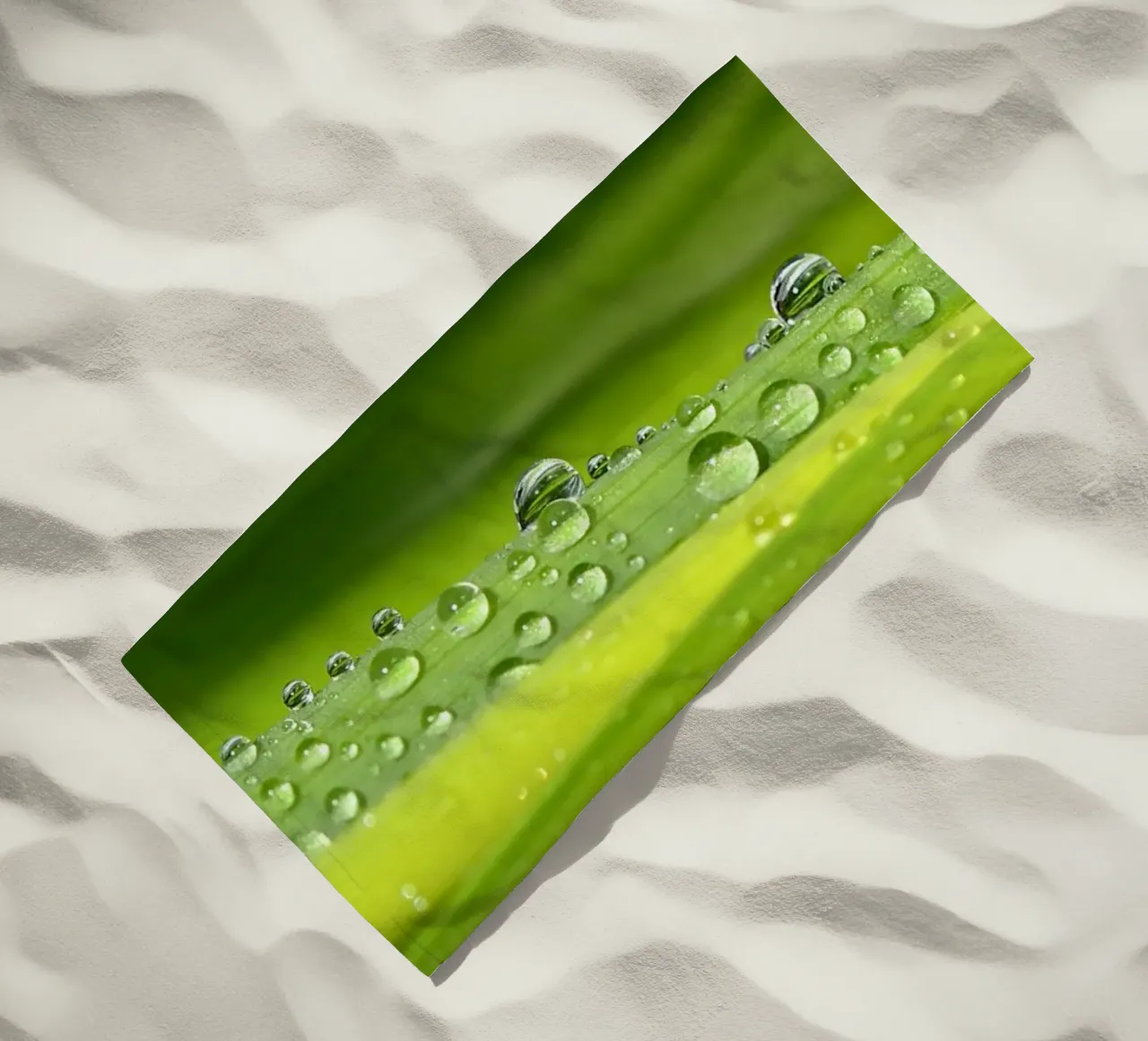 Wassertropfen Strandtuch von Atteloi