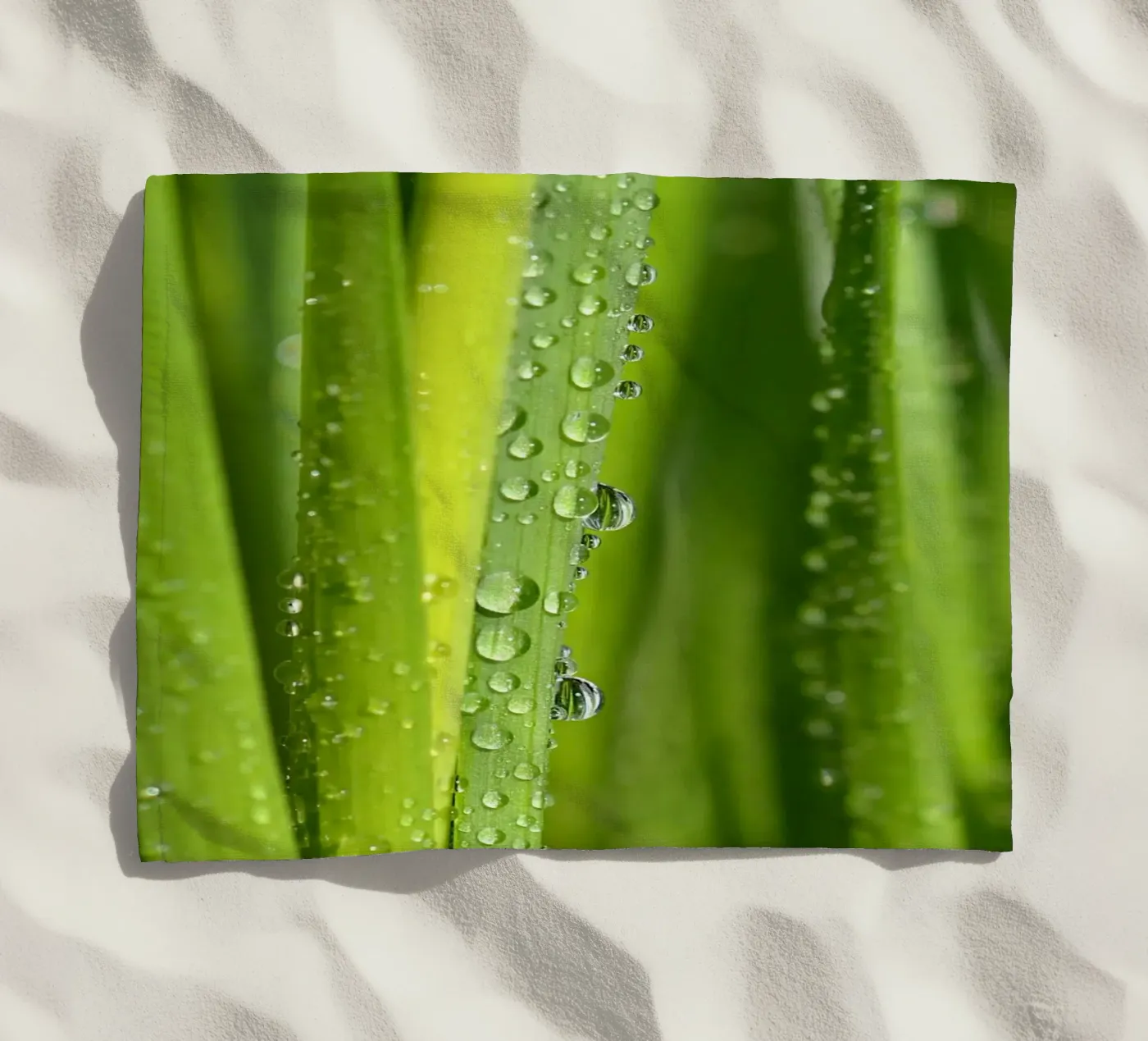 Wassertropfen Strandtuch von Atteloi