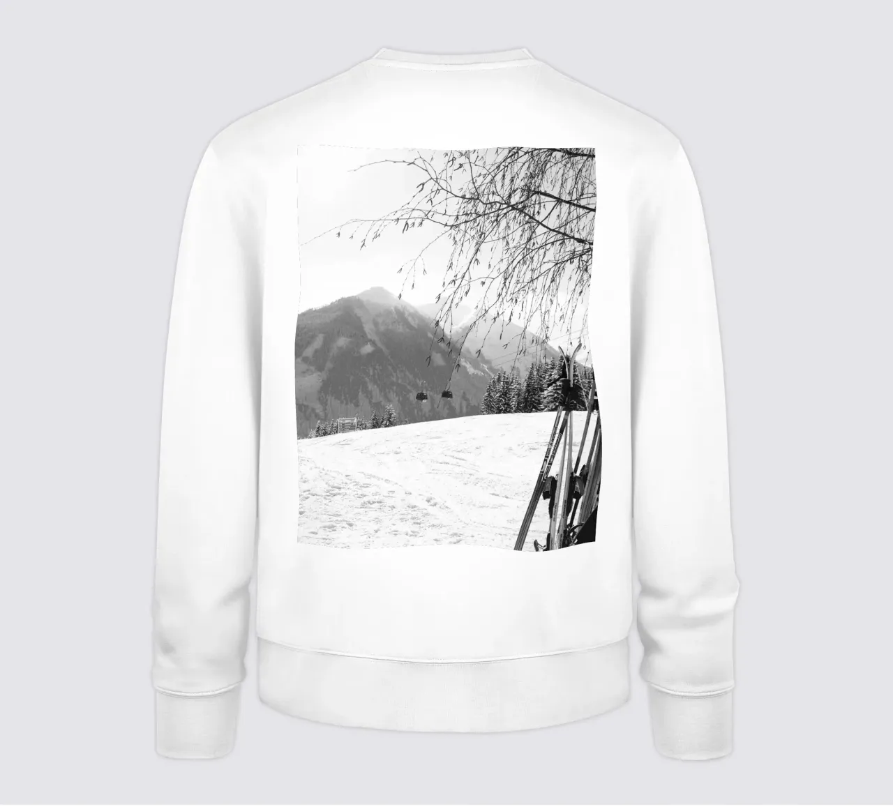 Paesaggio innevato di Saalbach, gondola e sci, bianco e nero, felpa da Winter Studio