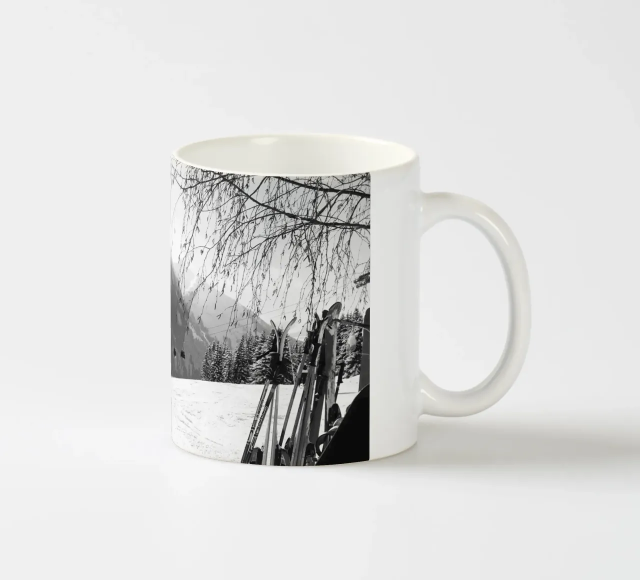 Paesaggio innevato di Saalbach, gondola e sci, bianco e nero, tazza in ceramica da Winter Studio