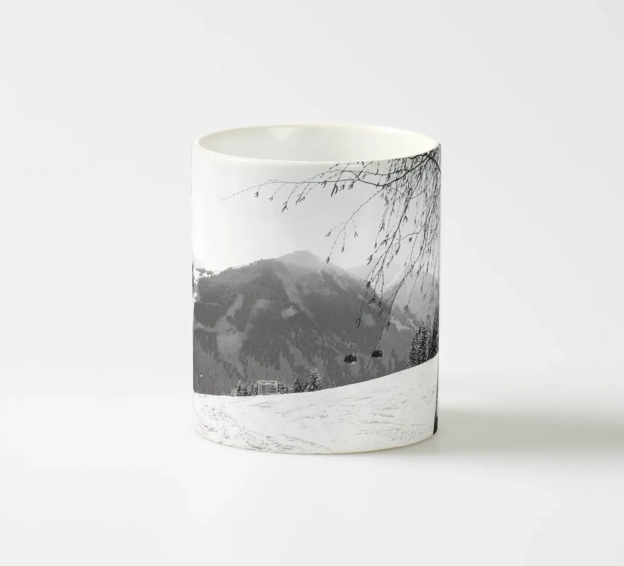 Paesaggio innevato di Saalbach, gondola e sci, bianco e nero, tazza in ceramica da Winter Studio