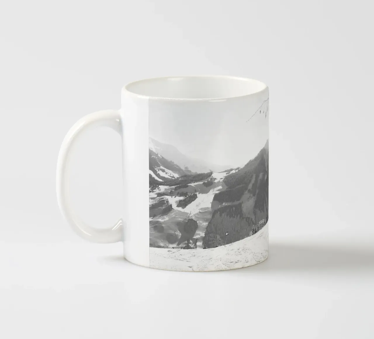 Paesaggio innevato di Saalbach, gondola e sci, bianco e nero, tazza in ceramica da Winter Studio